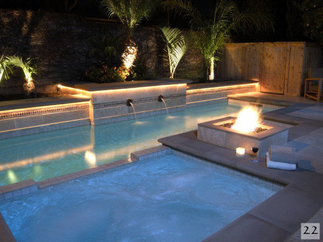 Пример оригинального дизайна: маленький спортивный, прямоугольный бассейн на заднем дворе в средиземноморском стиле с покрытием из плитки для на участке и в саду