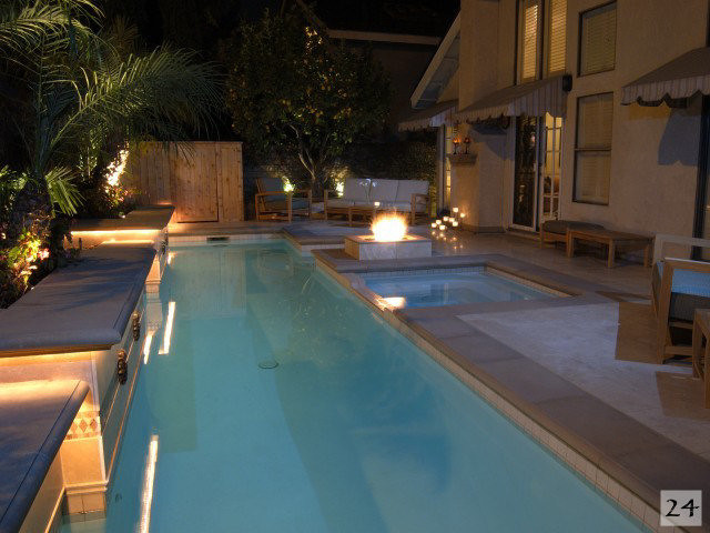 Ispirazione per una piccola piscina monocorsia mediterranea rettangolare dietro casa con piastrelle