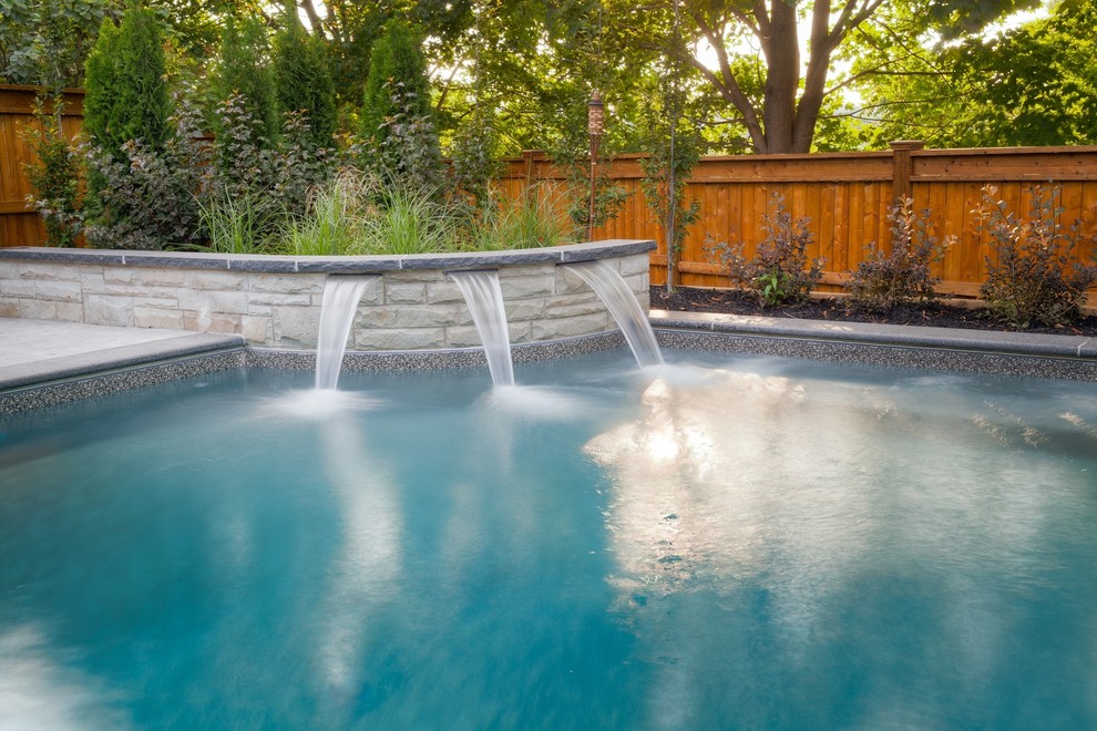 Diseño de piscinas y jacuzzis contemporáneos pequeños rectangulares en patio trasero con suelo de hormigón estampado