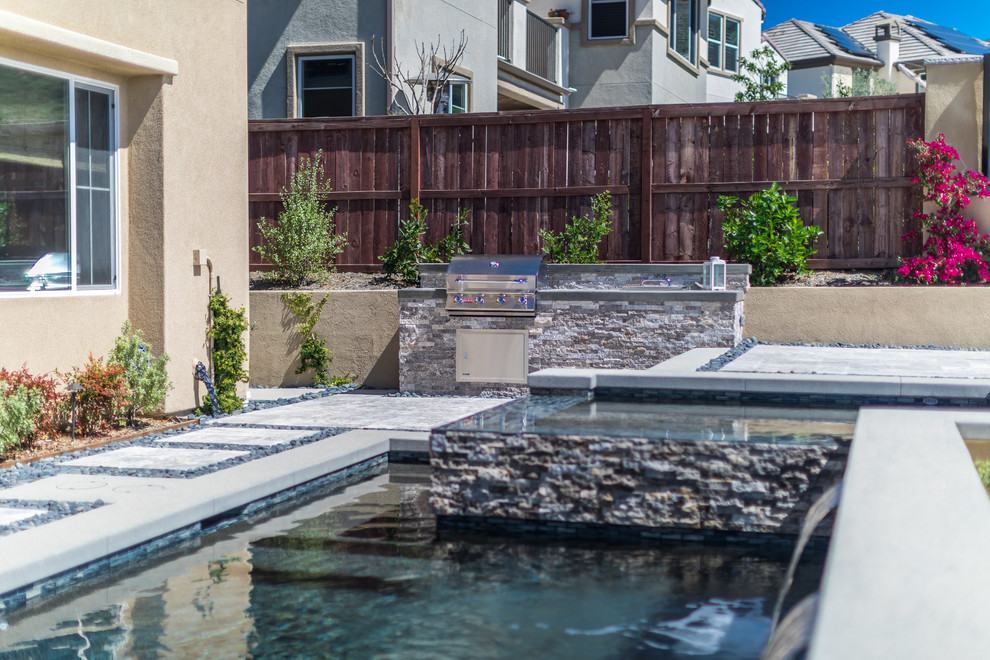 サンディエゴにある高級な小さなトランジショナルスタイルのおしゃれな裏庭プール (天然石敷き) の写真