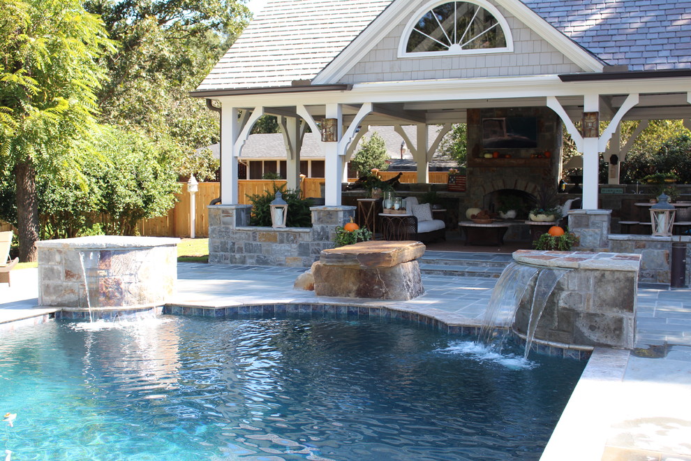 Idéer för en stor klassisk pool på baksidan av huset, med poolhus