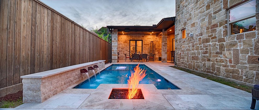 Idee per una piccola piscina design rettangolare dietro casa con fontane e pavimentazioni in pietra naturale