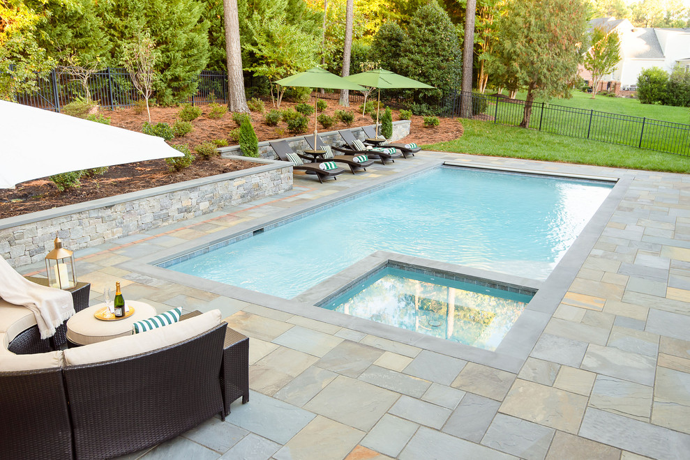 Свежая идея для дизайна: прямоугольный бассейн среднего размера на заднем дворе в классическом стиле с джакузи и покрытием из каменной брусчатки - отличное фото интерьера