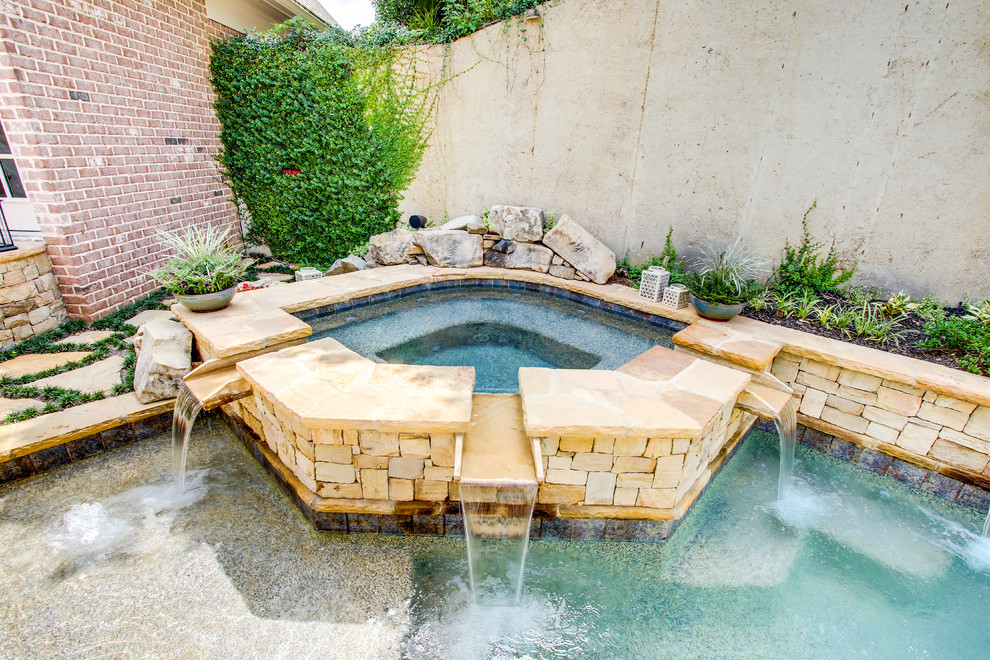 Imagen de piscinas y jacuzzis alargados tradicionales renovados de tamaño medio rectangulares en patio trasero con adoquines de piedra natural