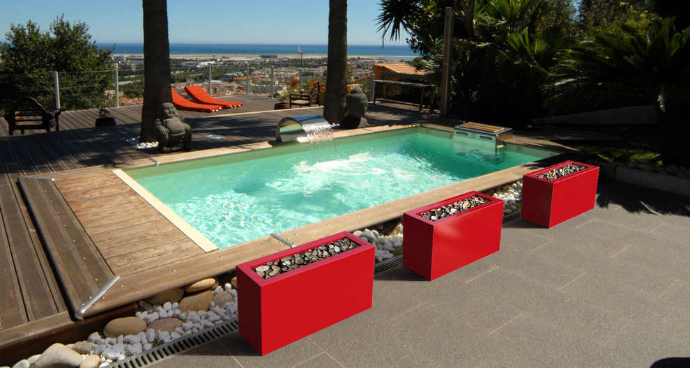 Inspiration pour une grande piscine sur toit hors-sol design rectangle avec un point d'eau et des pavés en pierre naturelle.