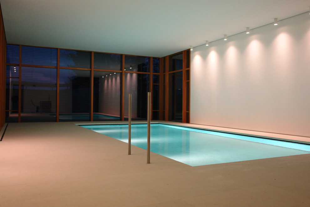 Foto di una piscina coperta contemporanea rettangolare di medie dimensioni