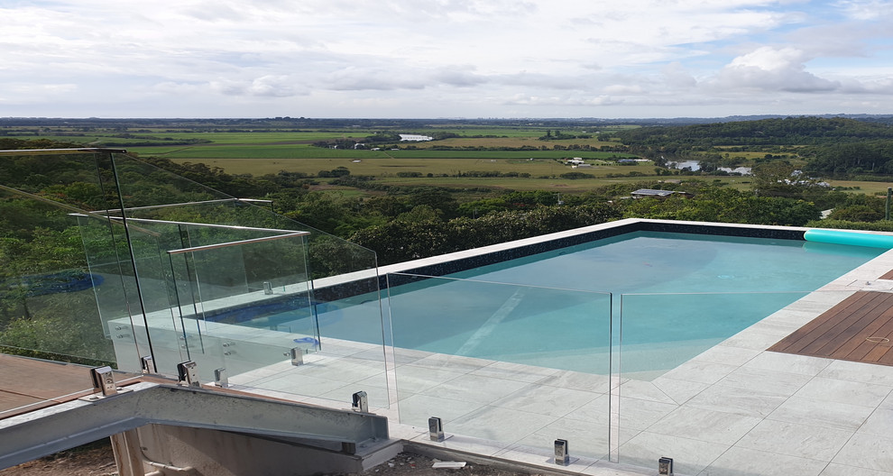 Idee per una piscina fuori terra contemporanea rettangolare di medie dimensioni e davanti casa con pedane