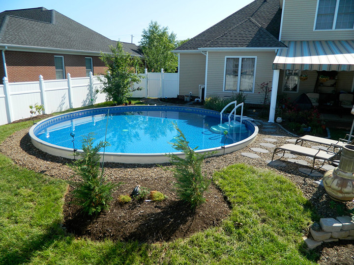 Esempio di una piscina tradizionale personalizzata di medie dimensioni e dietro casa con ghiaia
