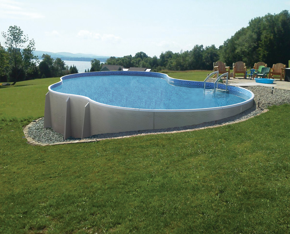 Ejemplo de piscina alargada actual de tamaño medio a medida en patio trasero con gravilla