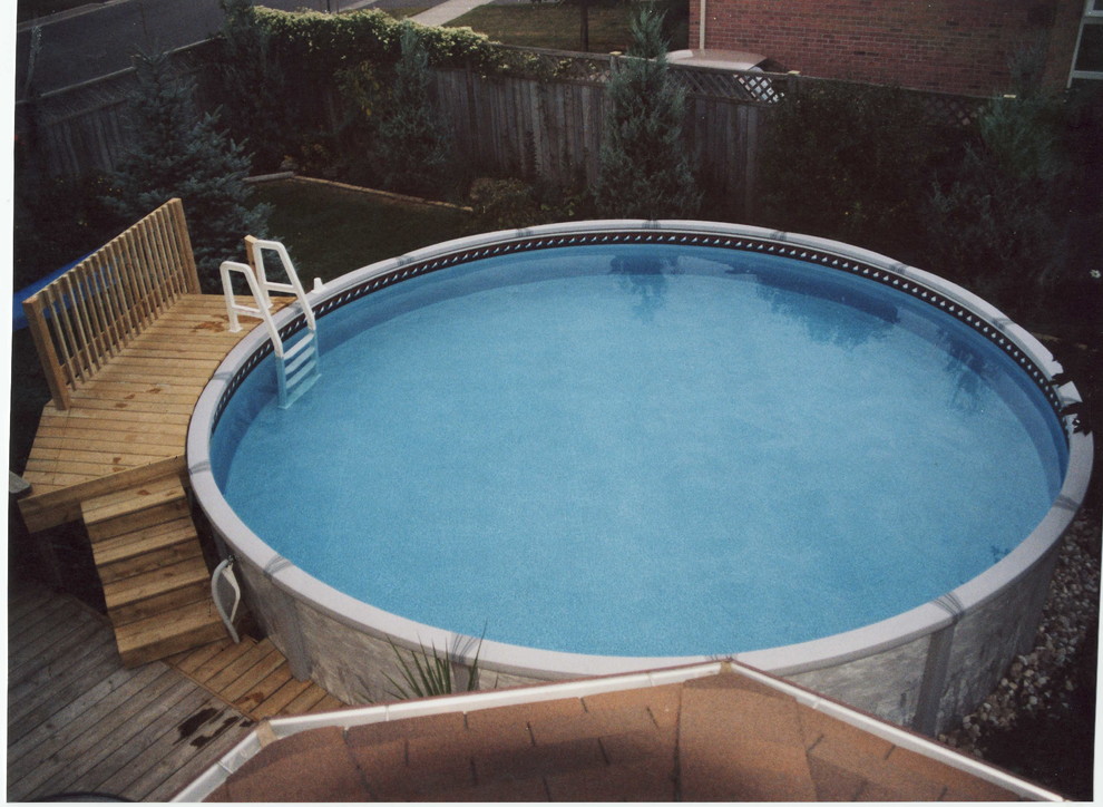 Esempio di una piscina fuori terra chic rotonda dietro casa e di medie dimensioni con pedane