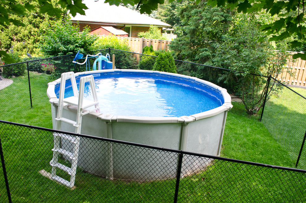 Esempio di una piscina fuori terra chic rotonda dietro casa e di medie dimensioni