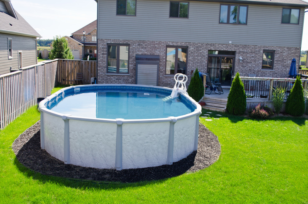 Foto di una piscina fuori terra tradizionale rotonda dietro casa e di medie dimensioni