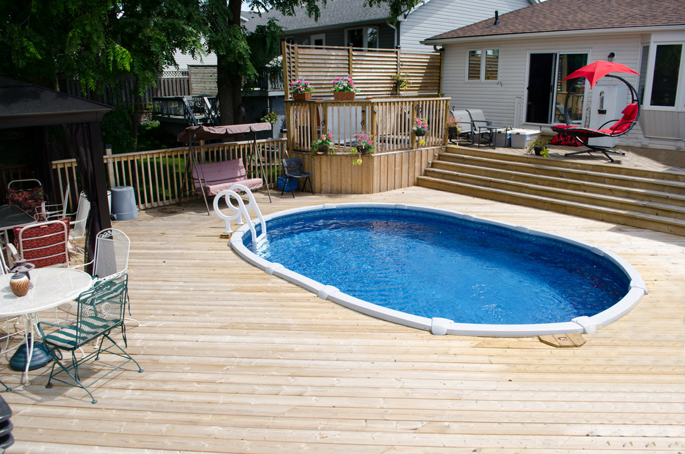 Esempio di una piscina fuori terra classica rotonda dietro casa e di medie dimensioni