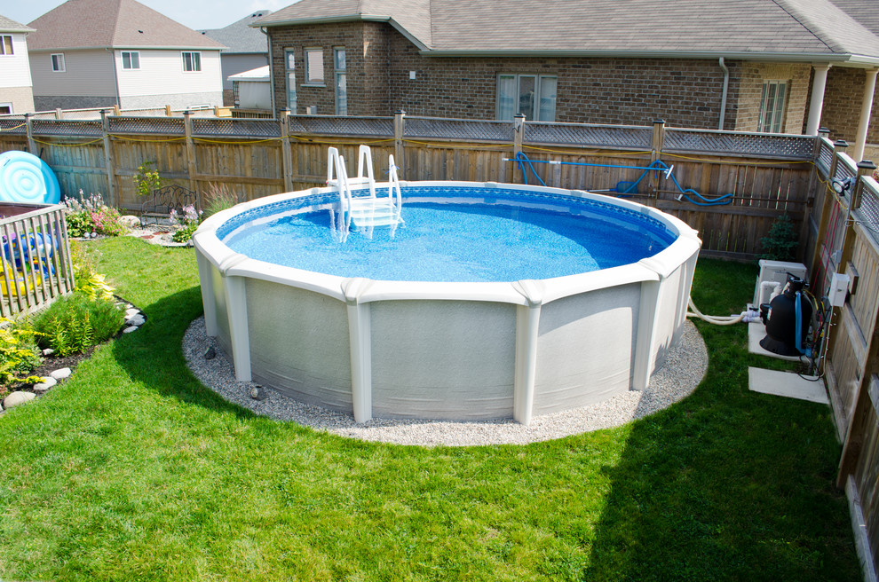 Aménagement d'une piscine hors-sol et arrière classique ronde et de taille moyenne.