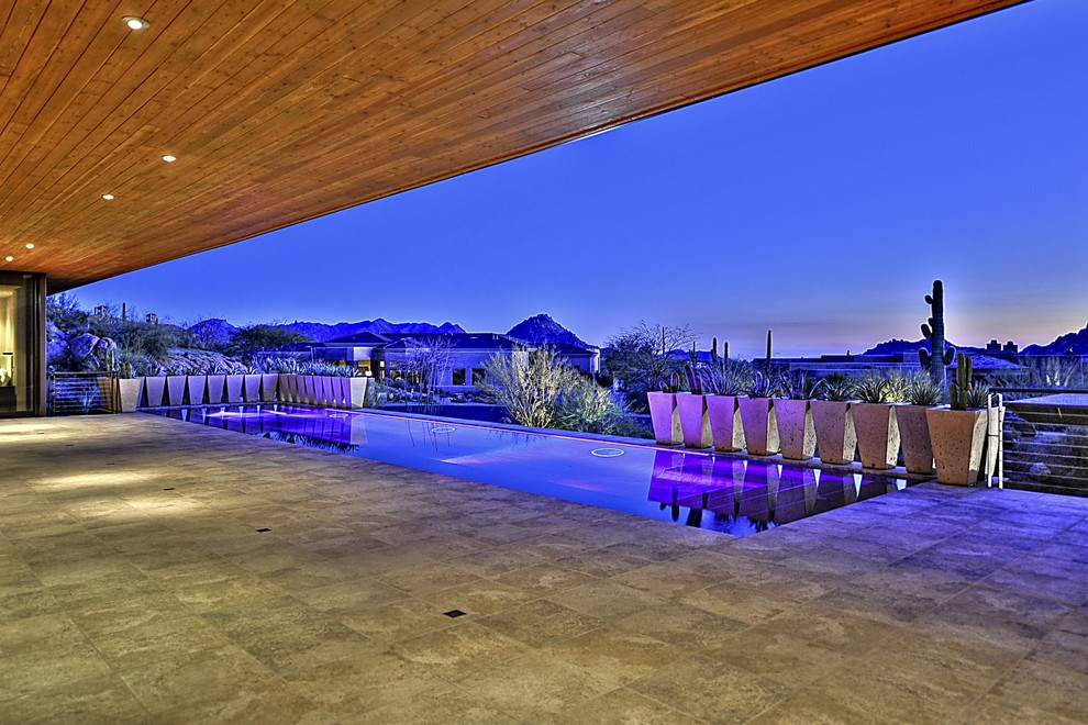 Immagine di una grande piscina monocorsia design rettangolare dietro casa