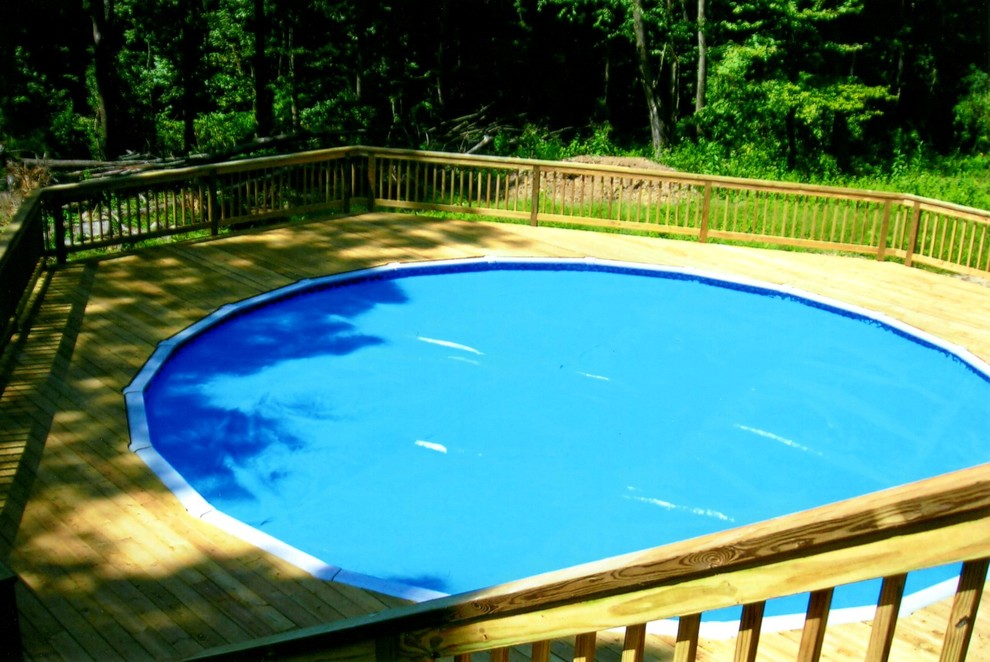Diseño de piscina grande redondeada con entablado