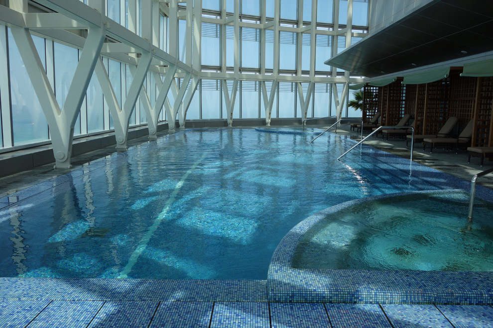 Modelo de piscina infinita contemporánea grande rectangular en azotea con suelo de hormigón estampado