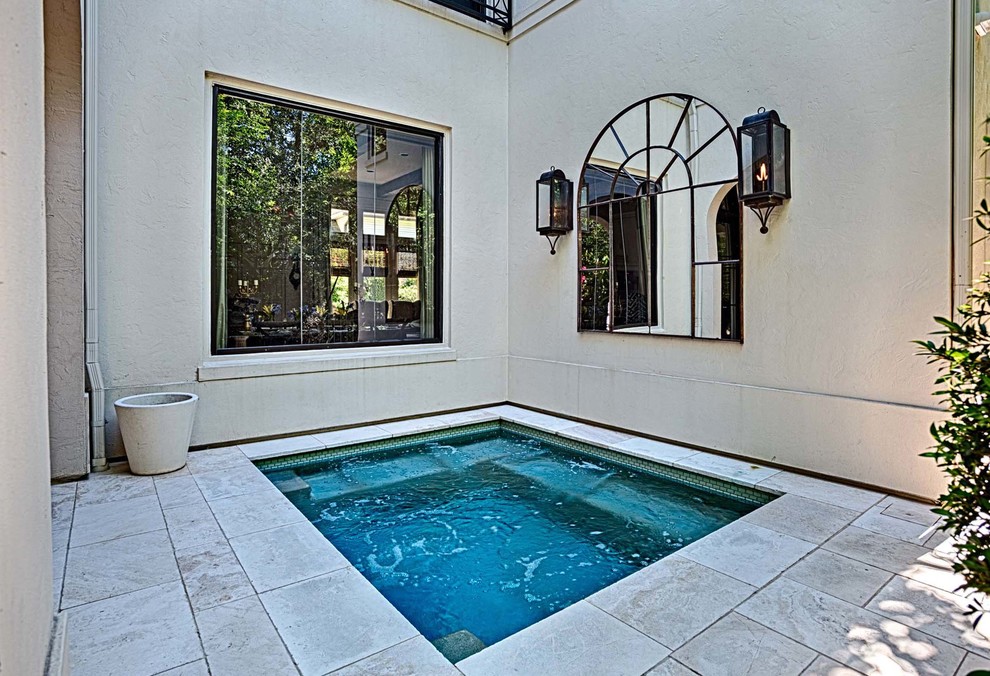 Foto di una piccola piscina tradizionale rettangolare nel cortile laterale con una vasca idromassaggio e pavimentazioni in pietra naturale