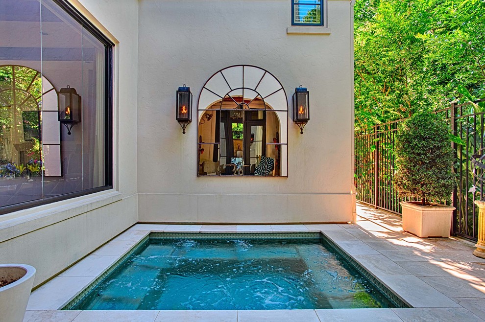 Foto de piscinas y jacuzzis tradicionales pequeños rectangulares en patio lateral con adoquines de piedra natural