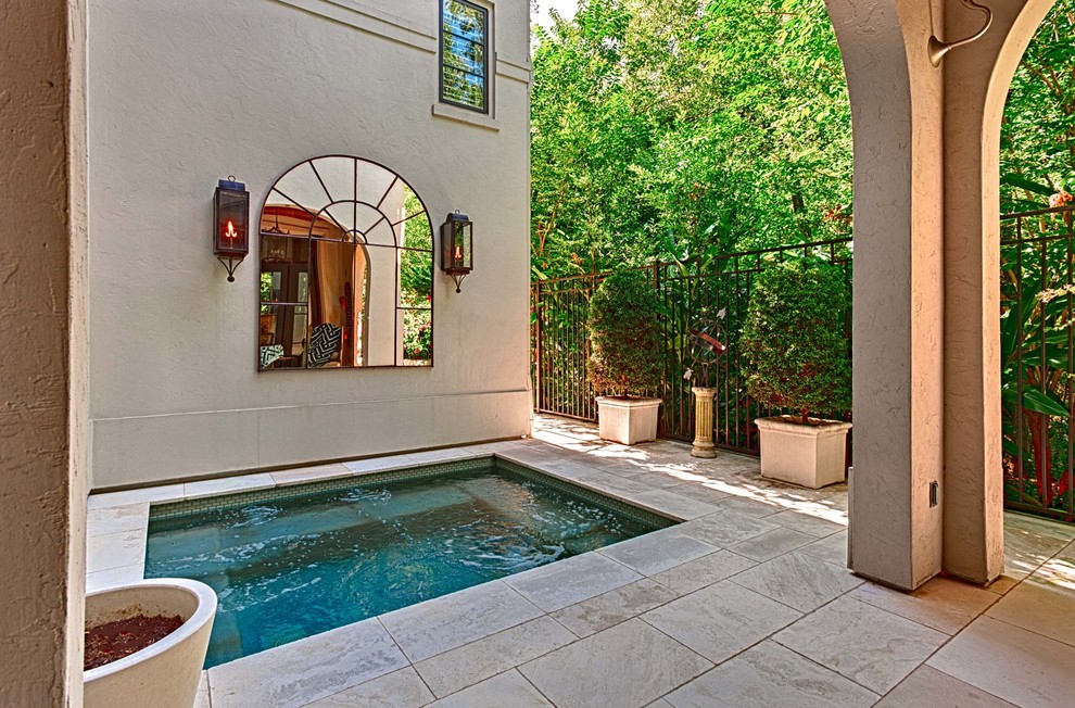 Immagine di una piccola piscina classica rettangolare nel cortile laterale con una vasca idromassaggio e pavimentazioni in pietra naturale