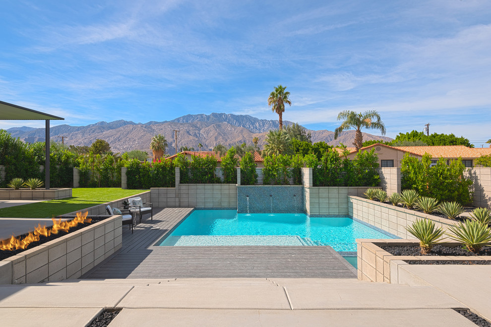Immagine di una piscina minimalista personalizzata dietro casa con pedane