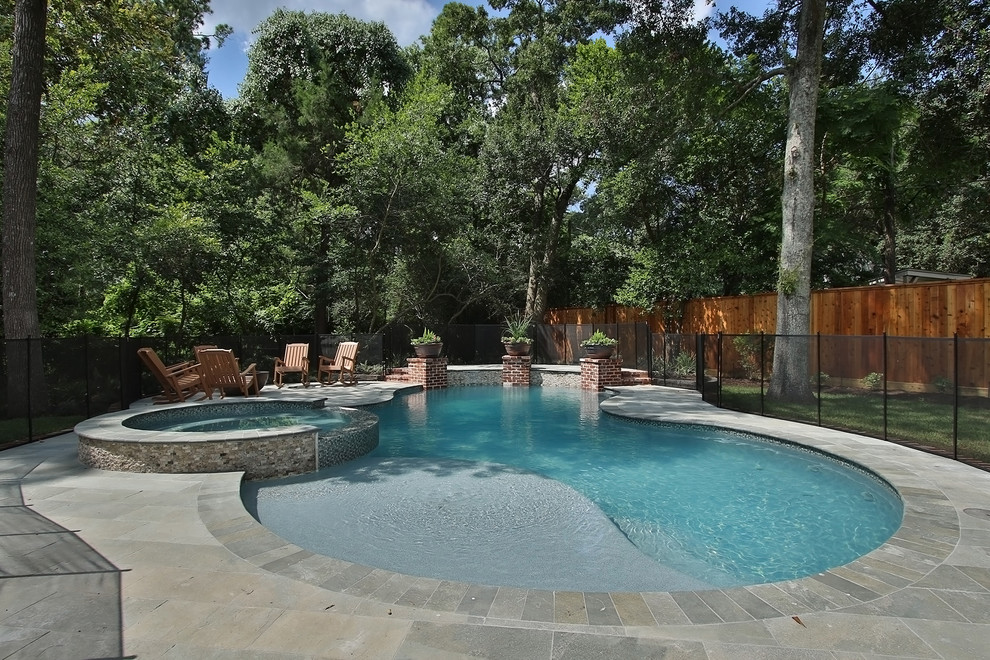 Diseño de piscinas y jacuzzis naturales tradicionales de tamaño medio a medida en patio trasero con adoquines de piedra natural