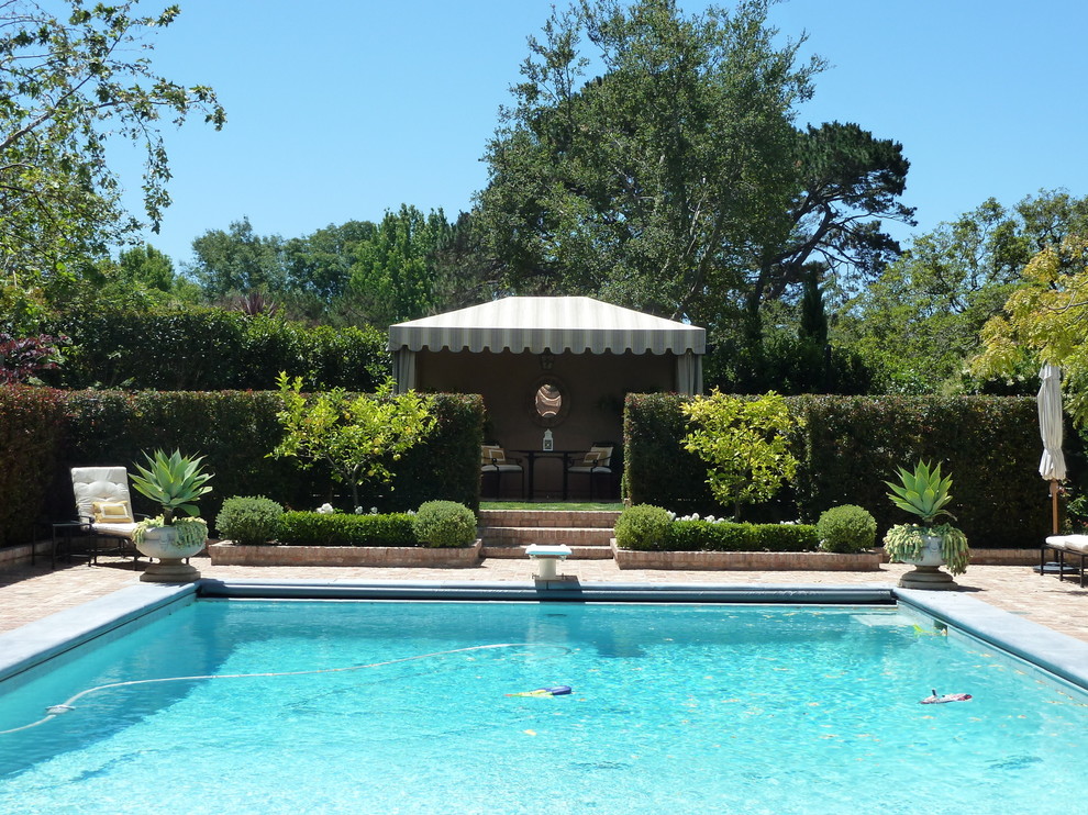 Ejemplo de piscina clásica rectangular con adoquines de ladrillo