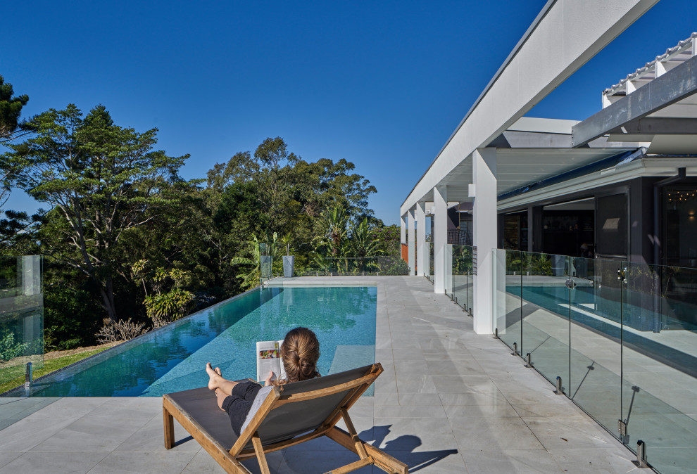 Example of a trendy rectangular infinity pool design in Newcastle - Maitland