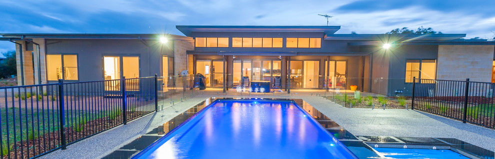 Idee per una piscina contemporanea personalizzata di medie dimensioni e dietro casa con pavimentazioni in cemento