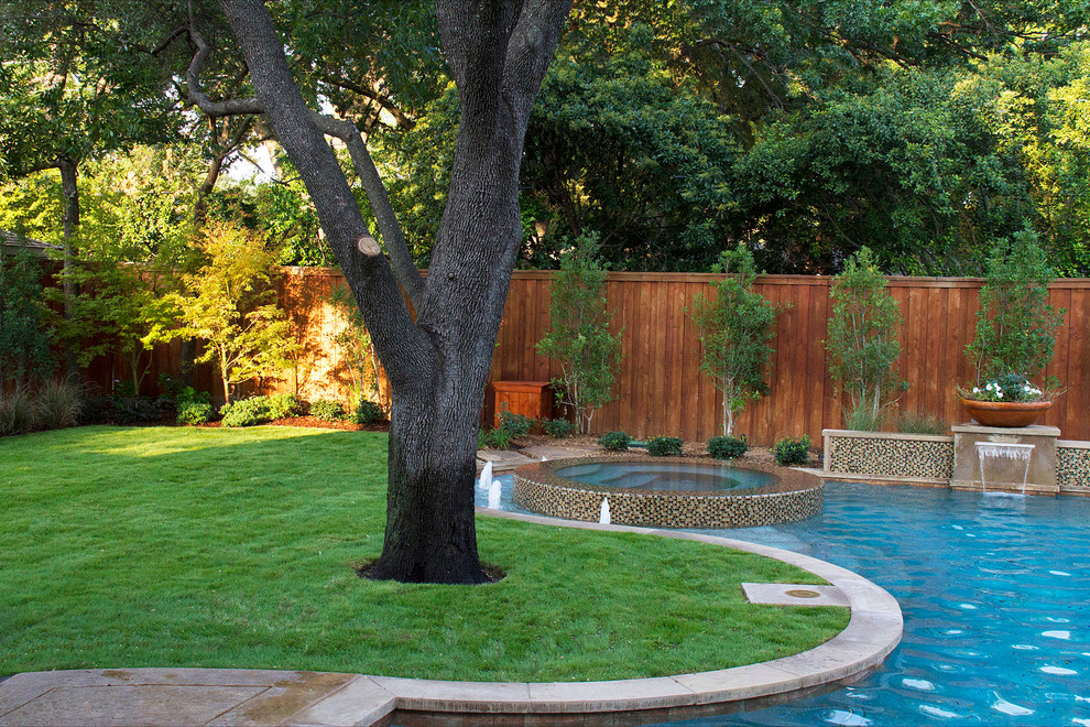 Diseño de piscinas y jacuzzis contemporáneos grandes a medida en patio trasero con adoquines de hormigón