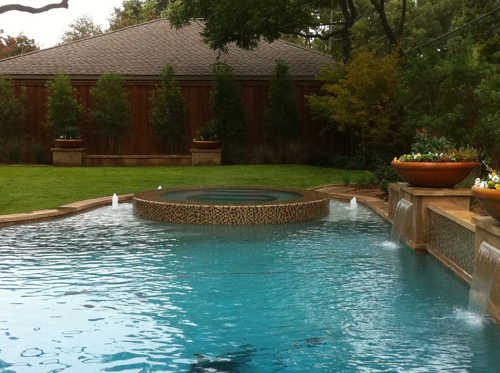 Contemporary swimming pool in Dallas.