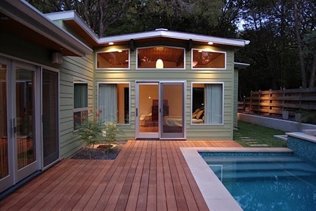 Immagine di una piscina minimalista dietro casa