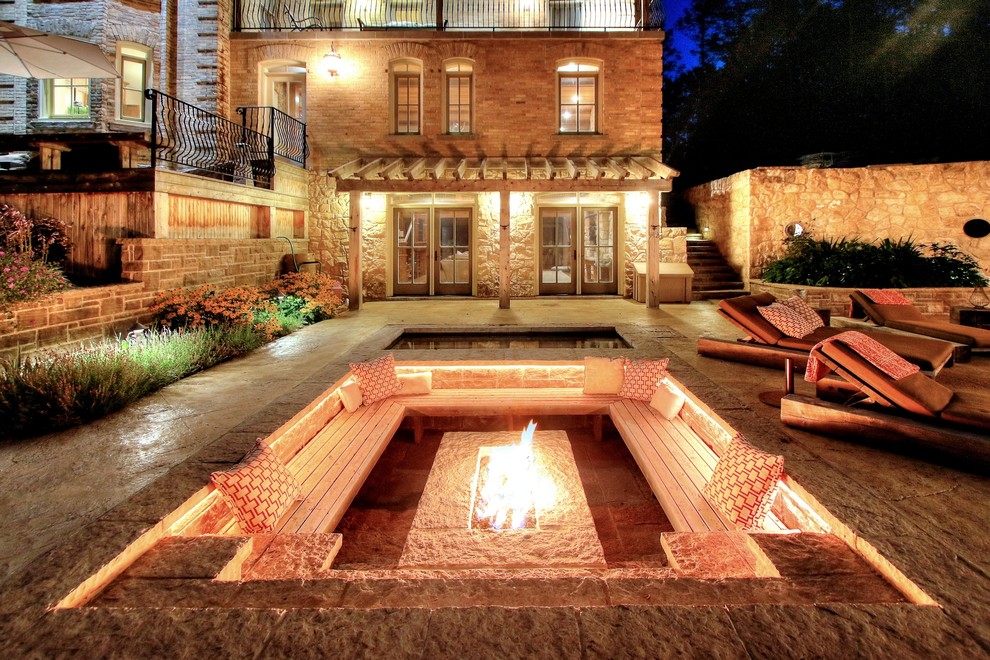 Стильный дизайн: большой прямоугольный бассейн на переднем дворе в средиземноморском стиле с джакузи и покрытием из декоративного бетона - последний тренд