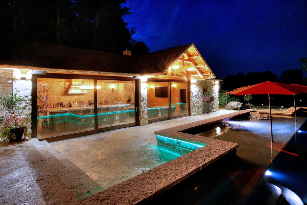 Источник вдохновения для домашнего уюта: большой прямоугольный бассейн на переднем дворе в средиземноморском стиле с домиком у бассейна и покрытием из декоративного бетона