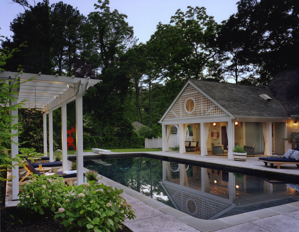 Idee per una piscina costiera rettangolare dietro casa con una dépendance a bordo piscina e pavimentazioni in pietra naturale