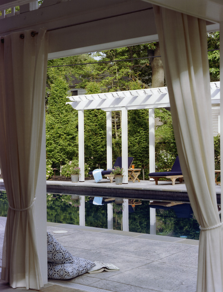 Пример оригинального дизайна: прямоугольный бассейн на заднем дворе в морском стиле