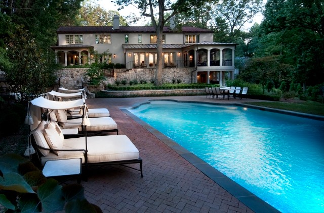 Стильный дизайн: прямоугольный бассейн на заднем дворе в средиземноморском стиле с мощением клинкерной брусчаткой - последний тренд