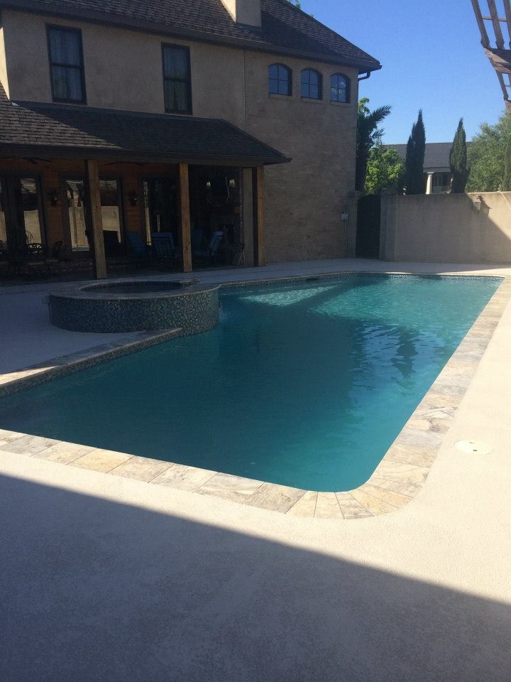 Cette photo montre une grande piscine naturelle et arrière tendance sur mesure avec une terrasse en bois et un bain bouillonnant.