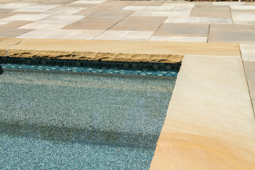 На фото: большой спортивный, прямоугольный бассейн на боковом дворе в стиле кантри с домиком у бассейна и покрытием из каменной брусчатки