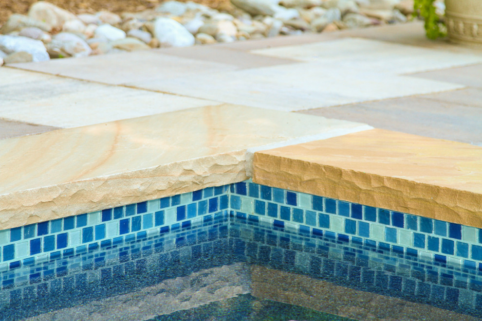 Пример оригинального дизайна: большой спортивный, прямоугольный бассейн на боковом дворе в стиле кантри с домиком у бассейна и покрытием из каменной брусчатки