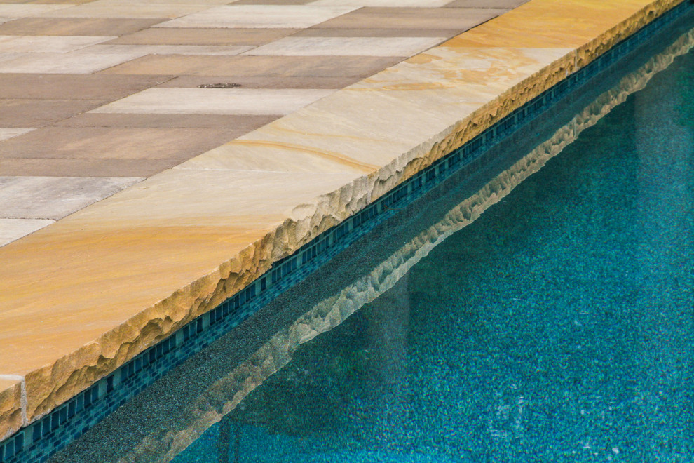 Großer Rustikaler Pool neben dem Haus in rechteckiger Form mit Natursteinplatten in Sonstige