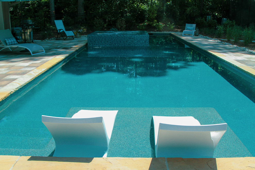 Großer Uriger Pool neben dem Haus in rechteckiger Form mit Natursteinplatten in Sonstige