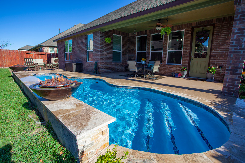 На фото: маленький бассейн произвольной формы на заднем дворе в стиле модернизм с настилом для на участке и в саду с