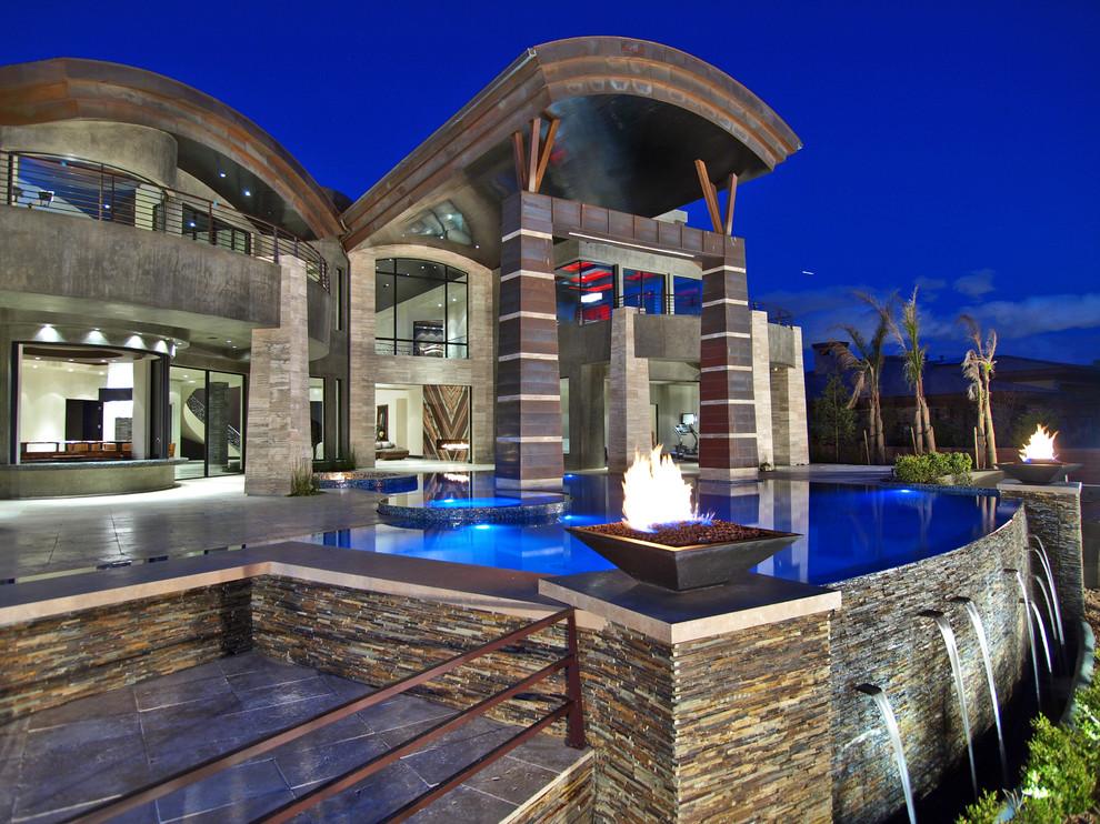 Foto di una piscina a sfioro infinito contemporanea personalizzata di medie dimensioni e dietro casa con fontane e piastrelle