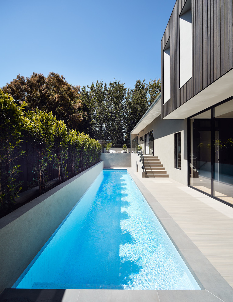 Ispirazione per una piscina monocorsia design rettangolare di medie dimensioni e in cortile
