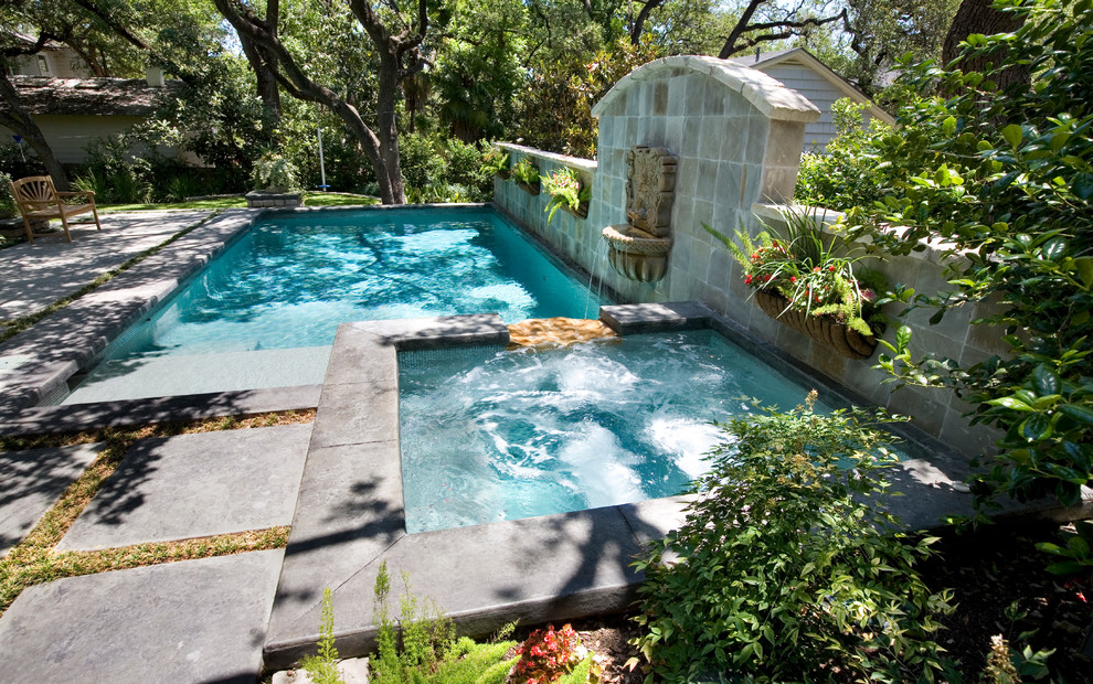 Exemple d'un petit couloir de nage arrière chic rectangle avec un point d'eau et des pavés en pierre naturelle.