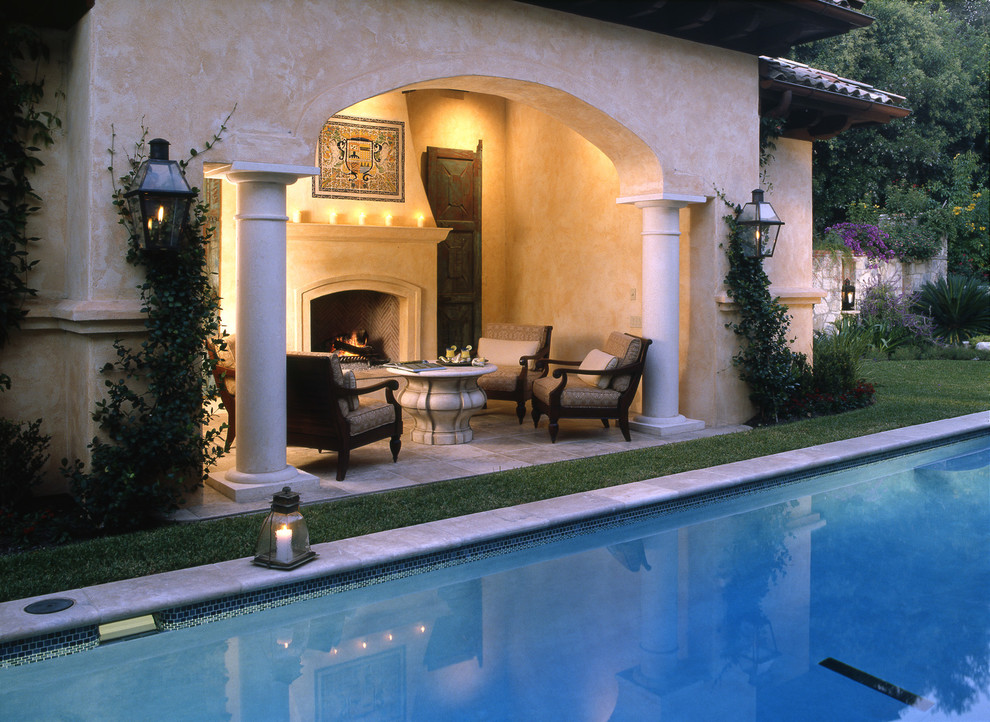Foto de casa de la piscina y piscina alargada de tamaño medio rectangular en patio trasero