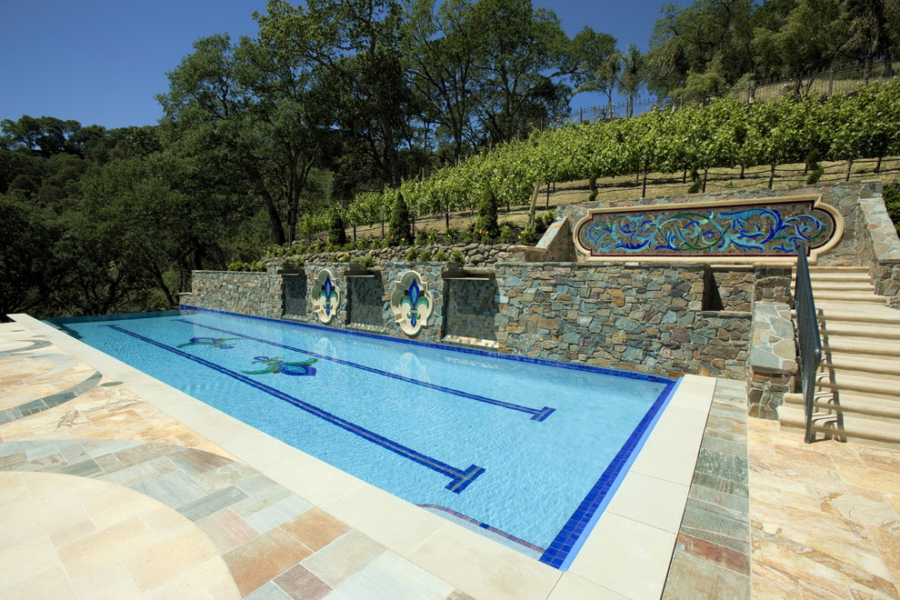 Idee per una piscina mediterranea rettangolare con pavimentazioni in pietra naturale