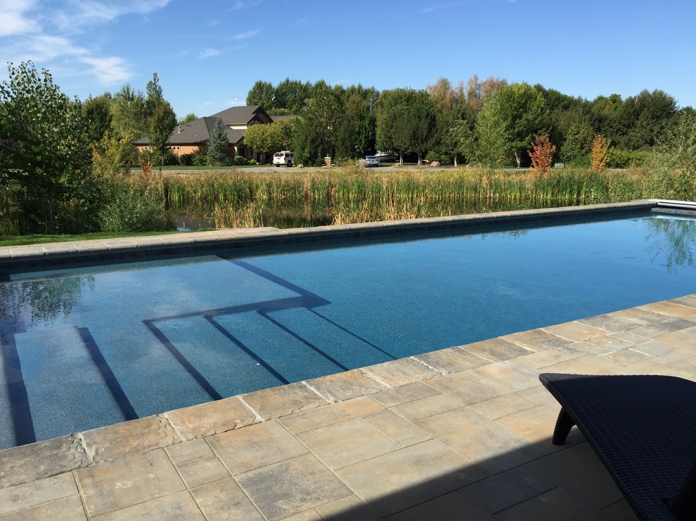 Esempio di una grande piscina classica rettangolare dietro casa con pavimentazioni in cemento