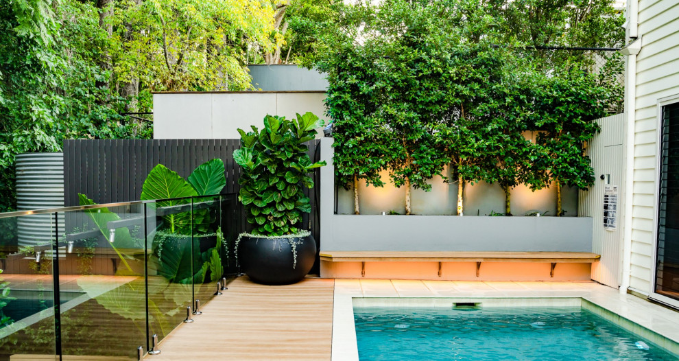 На фото: маленький прямоугольный бассейн на заднем дворе в современном стиле с настилом для на участке и в саду с